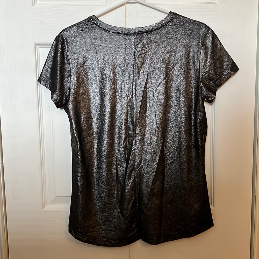 LAST CHANCE ⏰‼️
Metallic v-neck t-shirt - Picture 2 of 3